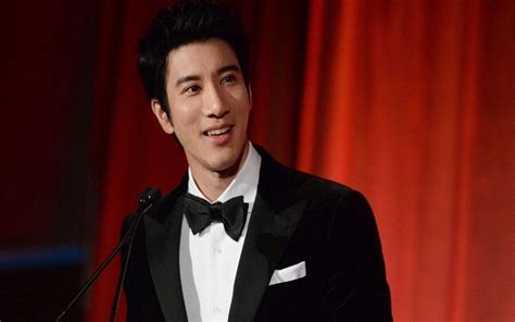 chinese singers male|Category:Chinese male singers .